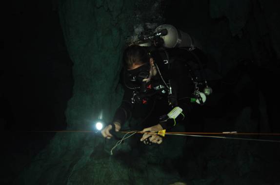 Fazendo a amarra de um jump no Gran Cenote, na região de Tulum, no Yucatán, sul do México (foto de Luis Leal)